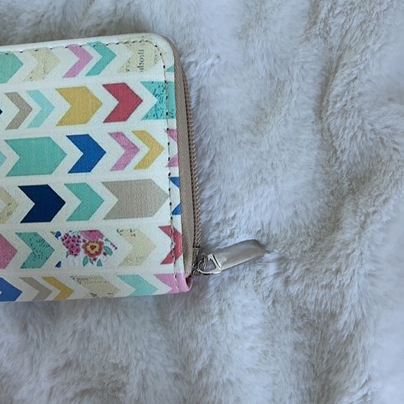 ❗️DONATED❗️EUC- FLORAL CHEVRON SYMBOL CLUTCH ZIPPER WALLET - Picture 10 of 11
